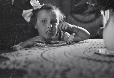 831730 Afbeelding van een meisje dat een gebakje lijkt te eten, vermoedelijk te Utrecht.